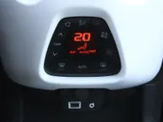 Citroën C1 1.0 VTi Shine | Camera | Clima | Cruise | 15" LM | Apple Carplay/Android Auto | Lichtsensor | Privacy glass |