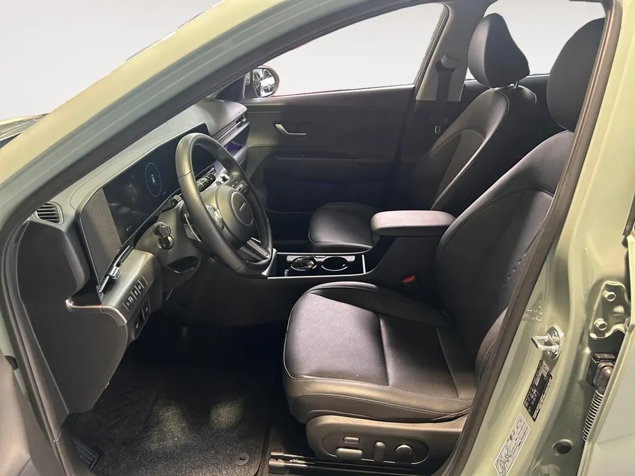 Hyundai Kona 1.6 GDI HEV Premium | Trekhaak Afn 13polig| Apple Carplay / Android Auto | Navigatiesysteem | Elektrisch Verstelbare Voorstoelen | Bestuurdersstoel + Geheugen | Parkeersensoren Voor + Achter | Camera Voor + Achter | Stoelverwarming + Stoelkoeling | Stuurv