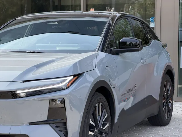 Toyota C-HR+ First Edition 77 kWh | Bi-Tone | 20'| Stoel&Stuurverw | Camera