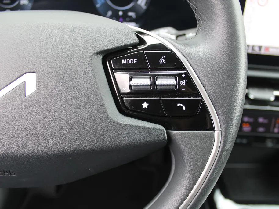 Kia Niro EV Edition Advanced 64.8 kWh | Stuur-/stoelverwarming | Elektr. stoelverstelling | Camera | Cruise adapt. | 17'LM | Clima | 17% bijtelling |