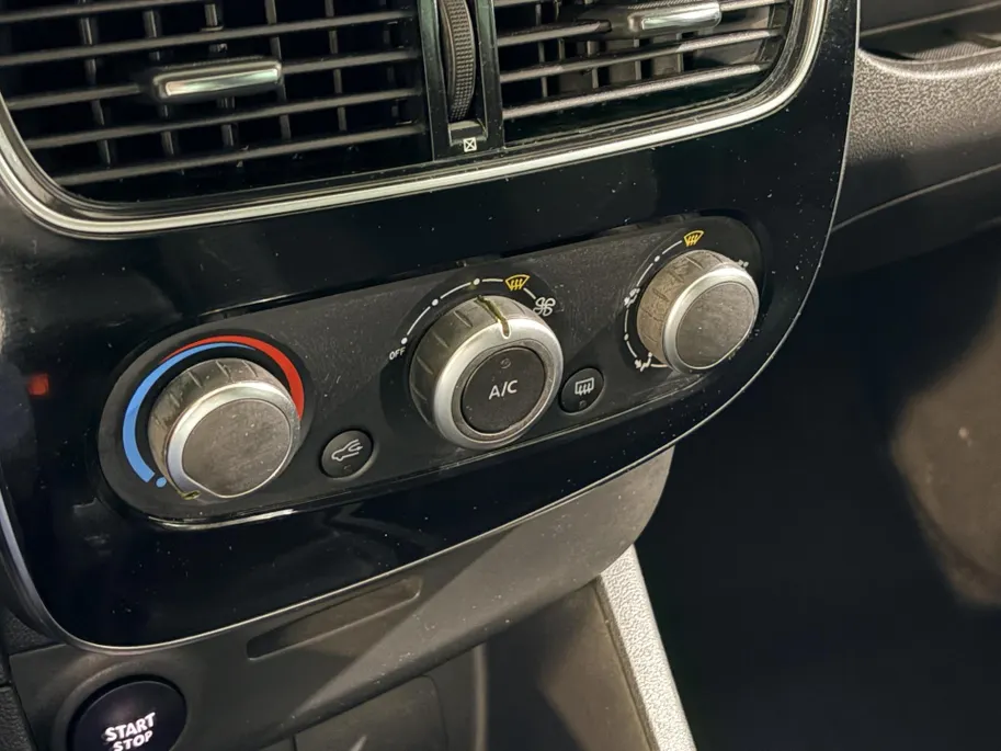 Renault Clio 90PK TCe Limited | Airco | Navi | Parkeersensoren | Cruise Control | Bluetooth | Lichtmetalen Velgen | Keyless Entry | Elektrische Ramen & Spiegels | Armsteun |