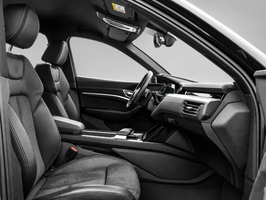 Audi e-tron 55 quattro 95 kWh 408pk S Edition · SOH 96,8% · Camera · Luchtvering · Afneembare Trekhaak · Head-Up Display · Elek. Achterklep · Stoelverwarming · 20'Velgen ·