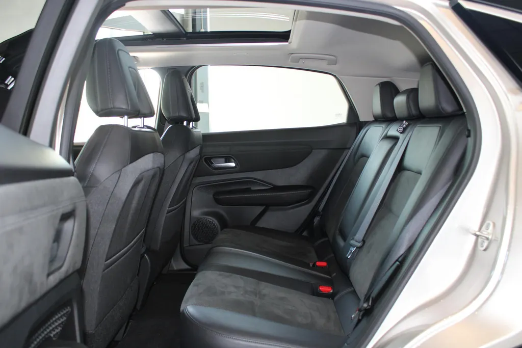 Nissan ARIYA Evolve 66 kWh | 22KW Lader| Afneembare trekhaak| Apple carplpay& Android auto| 360grd Camera| Stoelverwarming en verkoeling| Elektrisch verstelbare stoelen| Luxe bekleding| Dealer onderhouden|