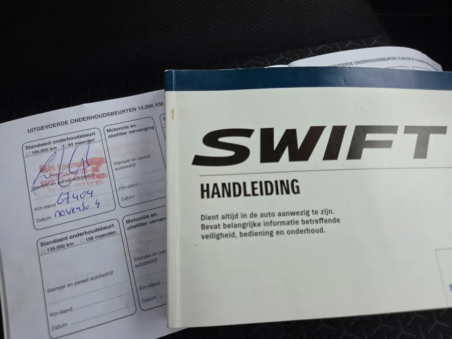 Suzuki Swift 1.0 Stijl Automaat | Navi | Camera | Cruise & climate control | Stoelverwarming | Two-tone Metallic lak | Apple Carplay/Android Auto | Bovag garantie | NAP