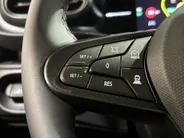 Renault Twingo Urban Range Techno 27.5 kWh Automaat | Demo - Beschikbaar per 01-10-2026 | Armsteun | Camera | Parkeersensoren | Climate Control | Full LED | Adaptive Cruise Control | Navigatie | 18' Lichtmetalen Velgen |