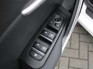 Kia Ceed Sportswagon 1.5 T-GDi DynamicPlusLine | Stoel- & stuurverwarming | Camera | Clima | Cruise adapt. | LED | Navi | Elek. achterklep | 16' LM |