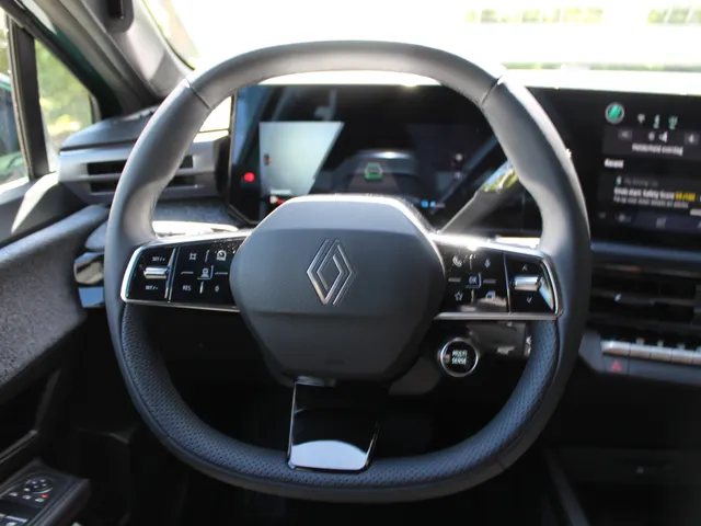 Renault Clio 1.8 Hybrid 160 AUT techno | Navigatie | Adaptive Cruise | Achterspoiler | Stoelverwarming | DEMONSTRATIE AUTO, VRAAG NAAR BESCHIKBAARHEID |