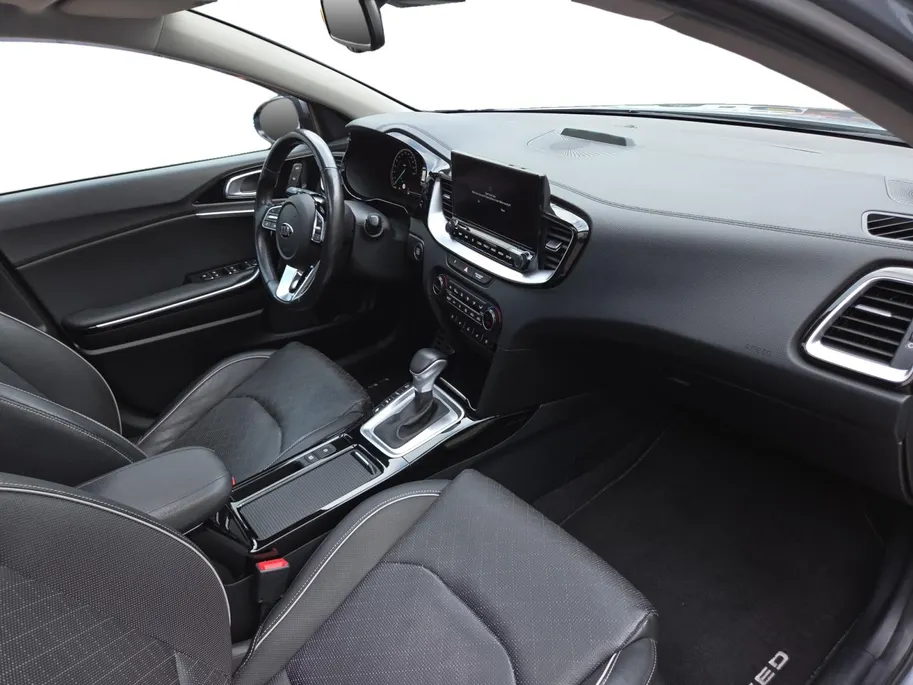 Kia Ceed Sportswagon 1.6I PHEV ExecutiveLine | Automaat | Dealer onderhouden | Panorama dak | Stoelverwarming en Ventilatie | Dodehoek Detectie | Leder | Carplay | Camera | Cruise Control Adaptief |