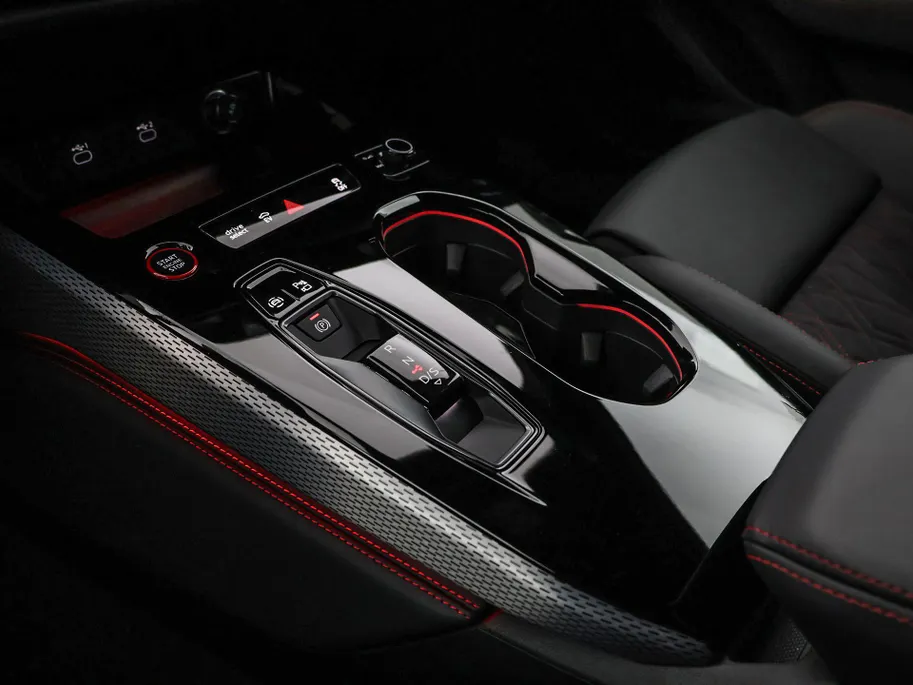 Audi A5 Avant 2.0 367pk S-tronic e-hybrid quattro S edition · 360 Camera · Wegklapbare Trekhaak · Bang & Olufsen Audio · Bijrijder Display · Zwart Optiek · 19'' Inch · Garantie t/m 26-07-2030 of 100.000
