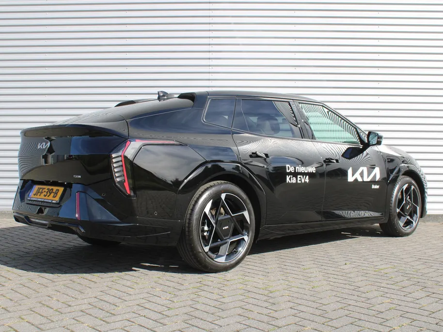 Kia EV4 Fastback GT-PlusLine 81.4 kWh | Schuifdak | Stuur-/stoelverwarming + ventilatie | Camera rondom | Elek. stoelverstelling | Leer | HUD | LED | 19' LM |