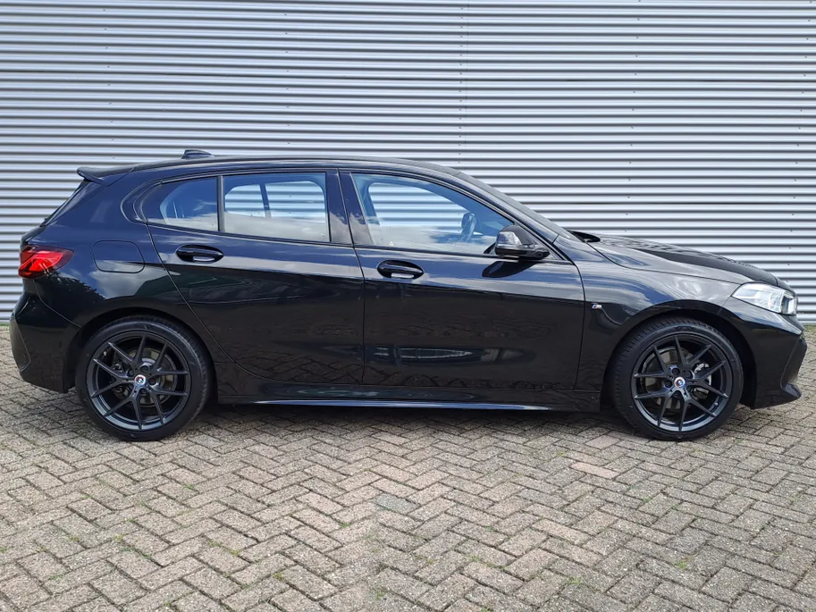 BMW 1 Serie 118i Business Edition M-exterieur pakket | Digitaal cockpit | Navigatie | Cruise | Climate | M-bekleding | M-stuur | Apple Carplay/Android Auto