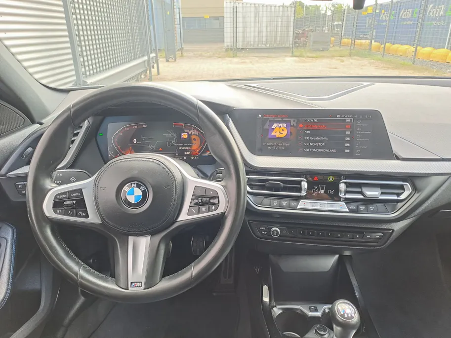 BMW 1 Serie 118i Business Edition M-exterieur pakket | Digitaal cockpit | Navigatie | Cruise | Climate | M-bekleding | M-stuur | Apple Carplay/Android Auto