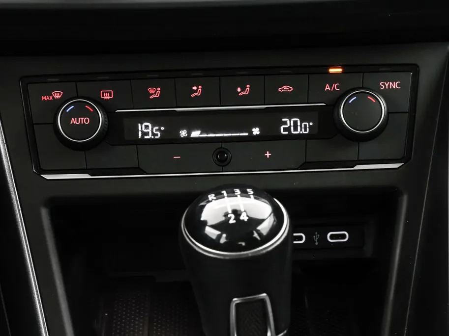 Volkswagen Polo 1.0 TSI 95pk Highline · Apple/Android Car Play · Navigatie · Clima · 16'Velgen · Sportstoelen · Draadloze Telefoonlader ·