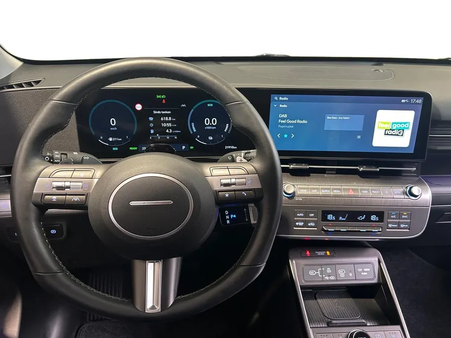 Hyundai Kona 1.6 GDI HEV Premium | Trekhaak Afn 13polig| Apple Carplay / Android Auto | Navigatiesysteem | Elektrisch Verstelbare Voorstoelen | Bestuurdersstoel + Geheugen | Parkeersensoren Voor + Achter | Camera Voor + Achter | Stoelverwarming + Stoelkoeling | Stuurv