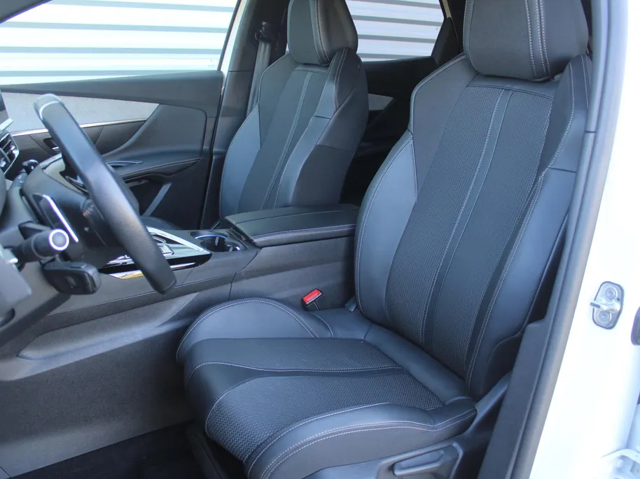 Peugeot 3008 1.2 PureTech GT | Trekhaak | Stoelverwarming | Cruise adapt. | Camera | Dodehoek detectie | 18' LM | Navi | Clima |