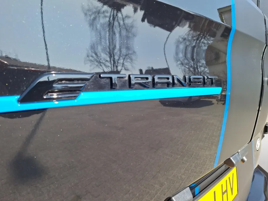 Ford E-Transit Custum 320 L1H1 Sport 71 kWh DC | Dubbele Schuideur | Camera | Trekhaak | 17' Lichtmetaal | Halfleer bekleed | Led verlichting | El. Verst. bestuurdersstoel| Apple Carplay&Android Auto |