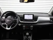 Kia Stonic 1.0 T-GDi MHEV DynamicPlusLine | Stuur-/stoelverwarming | Camera | Cruise adapt. | Clima | LED | Navi | 16' LM | Keyless |