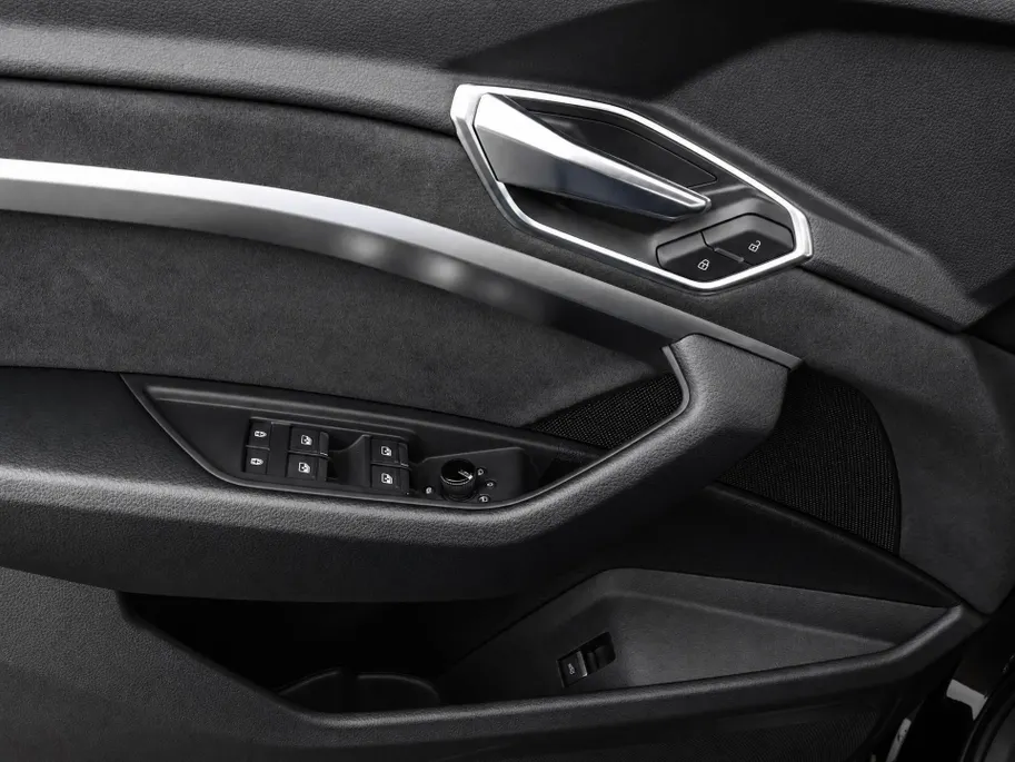 Audi e-tron 55 quattro 95 kWh 408pk S Edition · SOH 96,8% · Camera · Luchtvering · Afneembare Trekhaak · Head-Up Display · Elek. Achterklep · Stoelverwarming · 20'Velgen ·
