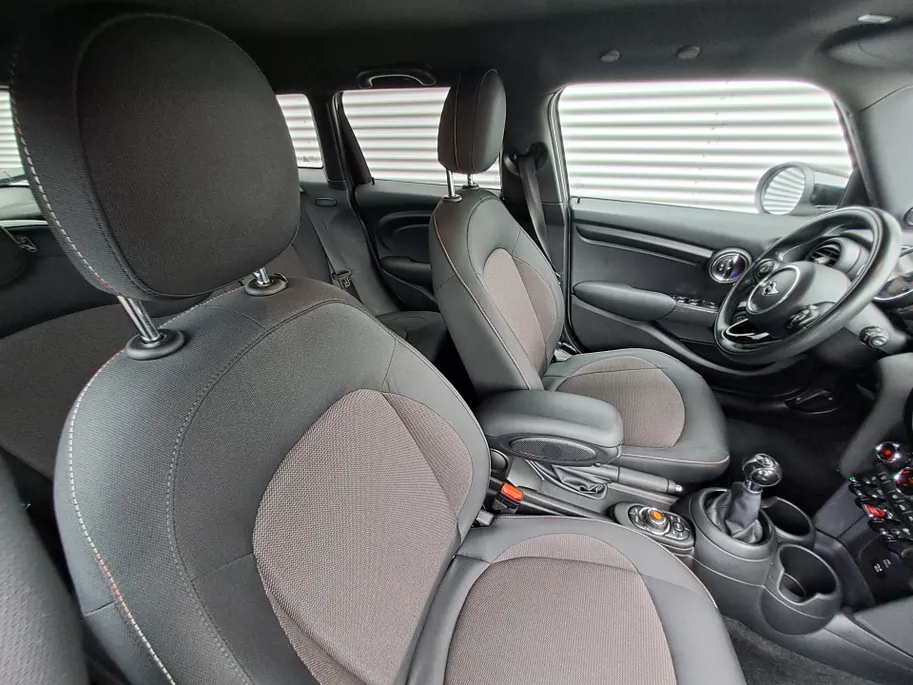 MINI Cooper Mini 1.5 Business Edition | Navigatie | Harman Kardon | Climate | Sensoren | Cruise | Draadloze telefoonlader | Apple Carplay/Android Auto | Keyless entry