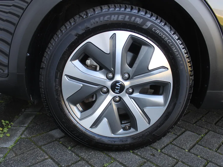 Kia e-Niro ExecutiveLine 64 kWh | Trekhaak | Stuur-/stoelverwarming + ventilatie | Leer | 17' LM | Cruise adapt. | Dodehoek detectie | LED | JBL audio |