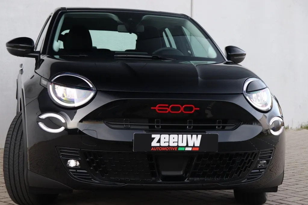 Fiat 600e RED 54 kWh | Carplay | Clima | Cruise | Direct Leverbaar