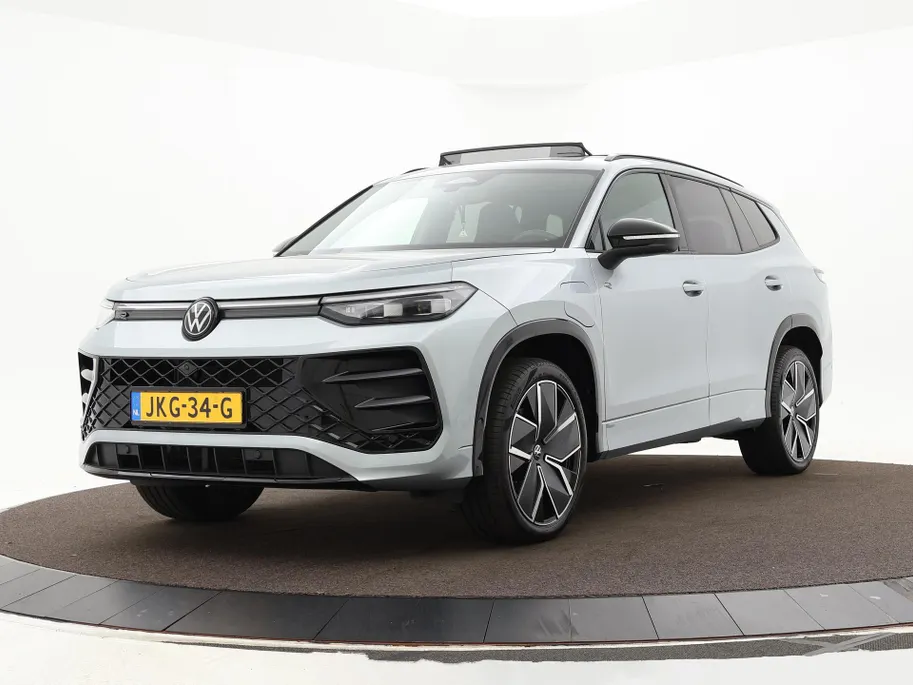 Volkswagen Tayron 1.5 272pk DSG eHybrid R-Line Edition · Panoramadak · 360 Camera · Wegklapbare Trekhaak · Stoelverwarming · Apple/Android Car Play · 20'' Inch · Garantie t/m 03-11-2029 of 100.000km