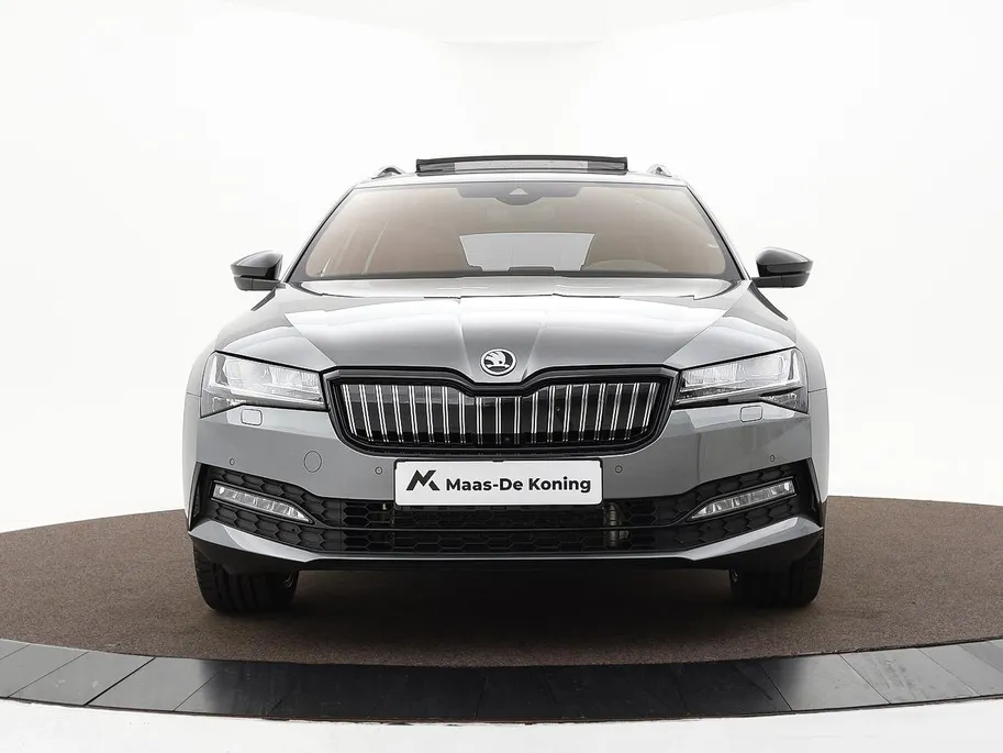 Škoda Superb Combi 1.4 TSI iV 218pk DSG Sportline Business · Panoramadak · 360 Camera · Inklap. Trekhaak · Matrix LED · Canton Audio · Elek. Stoelen + Geheugen ·