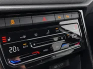 Volkswagen T-Roc 1.5TSI/150PK R-Line Black Style DSG · Panoramadak · Apple/Android Car Play· Camera + Parkeersensoren · Stoelverwarming · 19'' Velgen ·  Garantie t/m 07-07-2027