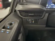 Ford Transit Custom 320 2.5 PHEV L2H1 Sport DC met o.a. uniek sport interieur, 19 inch lichtmetalen velgen, een trekhaak, een achteruitrijcamera en verwarmbare voorstoelen en stuurwiel