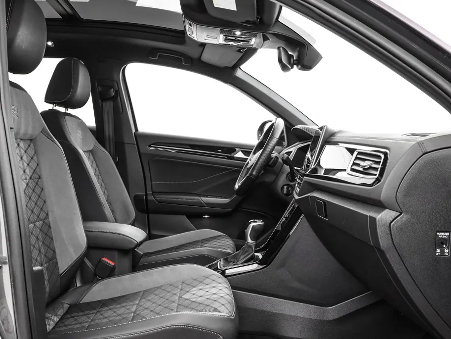 Volkswagen T-Roc 1.5TSI/150PK R-Line Business+ · Panoramadak · Trekhaak · Camera · Apple/Android Car Play · Navigatie · Stoelverwarming · Garantie t/m 09-10-2027 of 100000km.