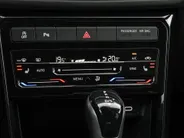 Volkswagen T-Cross 1.5 TSI 150pk DSG R-Line Edition Camera · Afneembare trekhaak · Stoelverwarming · Matrix LED · Apple/Android Car Play · 17'Velgen ·