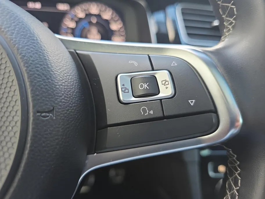 Volkswagen Golf 1.0 TSI Highline Business R | Panoramadak | Virtual Cockpit | Achteruitrijcamera | Apple/Android Auto | Dynaudio | 12 maanden garantie |