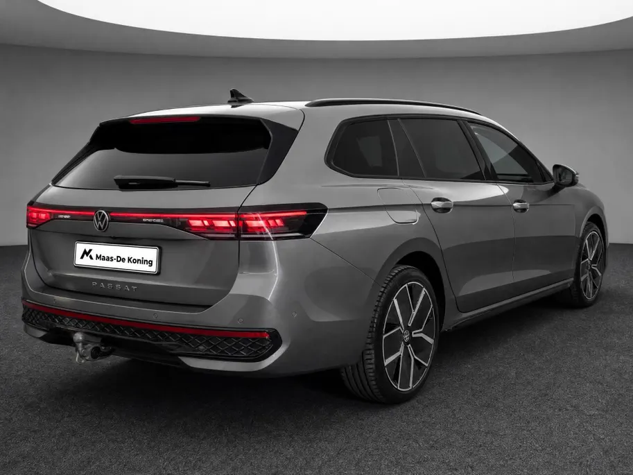 Volkswagen Passat Variant 1.5eHybrid 200kW/272PK R-Line Black Style · Panoramadak · Leder · Trekhaak · 360°Camera · Garantie t/m 24-08-2030 of 100000km.