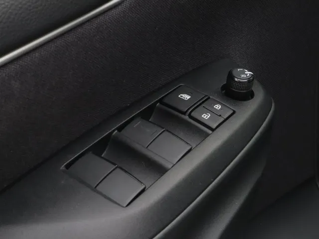 Toyota Yaris 1.5 Hybrid Dynamic Limited | Stoelverwarming | Keyless | 17 inch | All Seasons