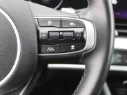 Kia Sportage 1.6 T-GDi Hybrid Dark Edition | Stuur-/stoelverwarming v+a | Camera | Elek. stoelverstelling | 18' LM | Cruise adapt. | Navi | Clima | Half leer/suède |