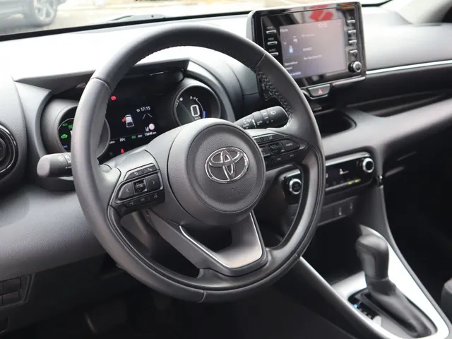 Toyota Yaris 1.5 Hybrid Dynamic Limited | Stoelverwarming | Keyless | 17 inch | All Seasons