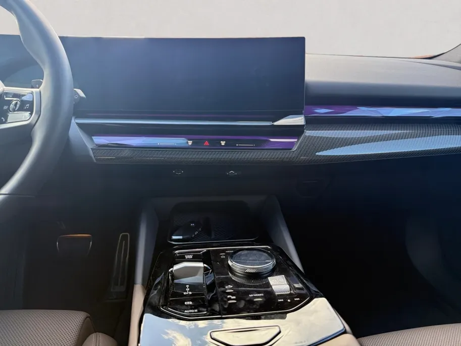 BMW 5 Serie Touring 530e M Sport-Pro Edition | matzwart | 21' individual | innovation | leer | head-up