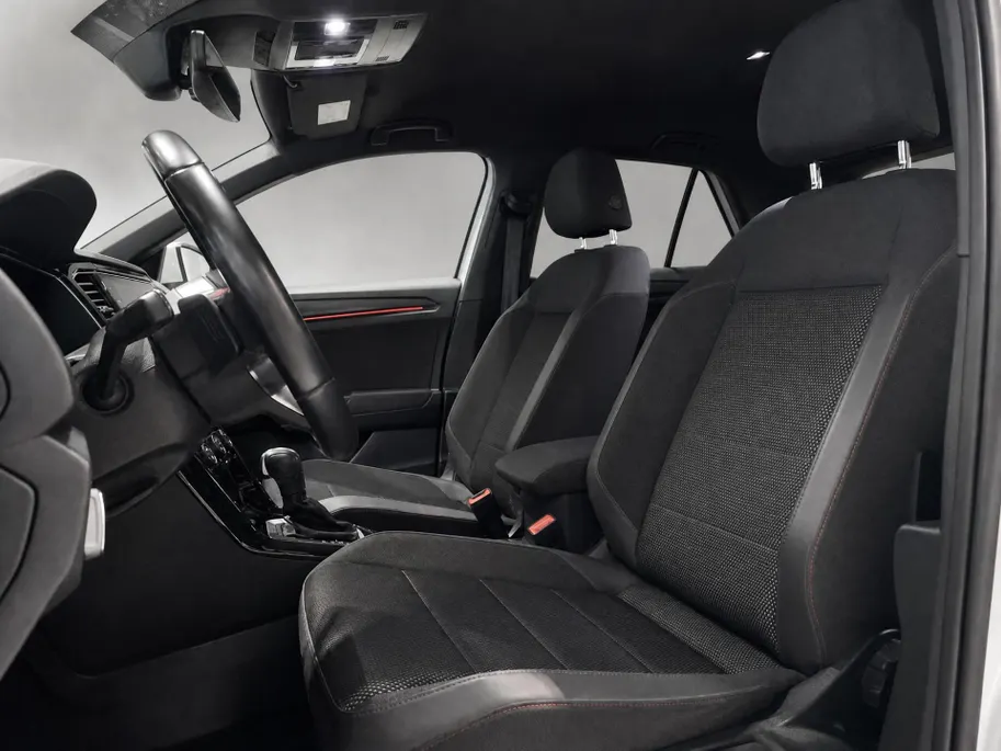 Volkswagen T-Roc 1.5 TSI 150pk DSG Sport · Camera · Trekhaak · Navigatie · Stoelverwarming · 18'' Inch ·