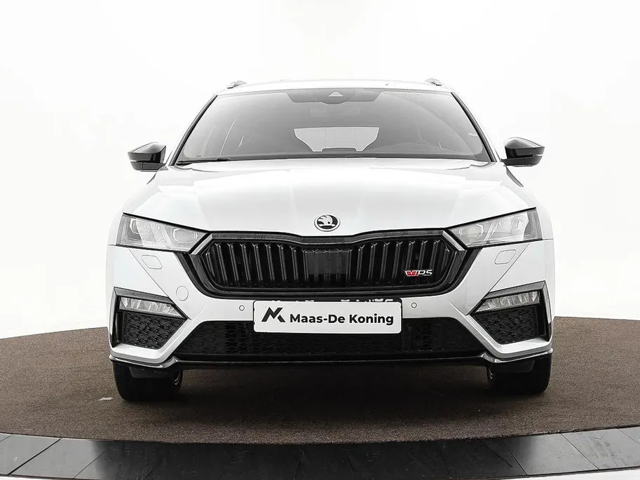 Škoda Octavia Combi 1.4 TSI RS iV PHEV 245pk DSG Business · Camera · Inklap. Trekhaak · Head-Up Display · Elek. Stoelen + Geheugen & Massage · Stuur- & Stoelverwarming ·