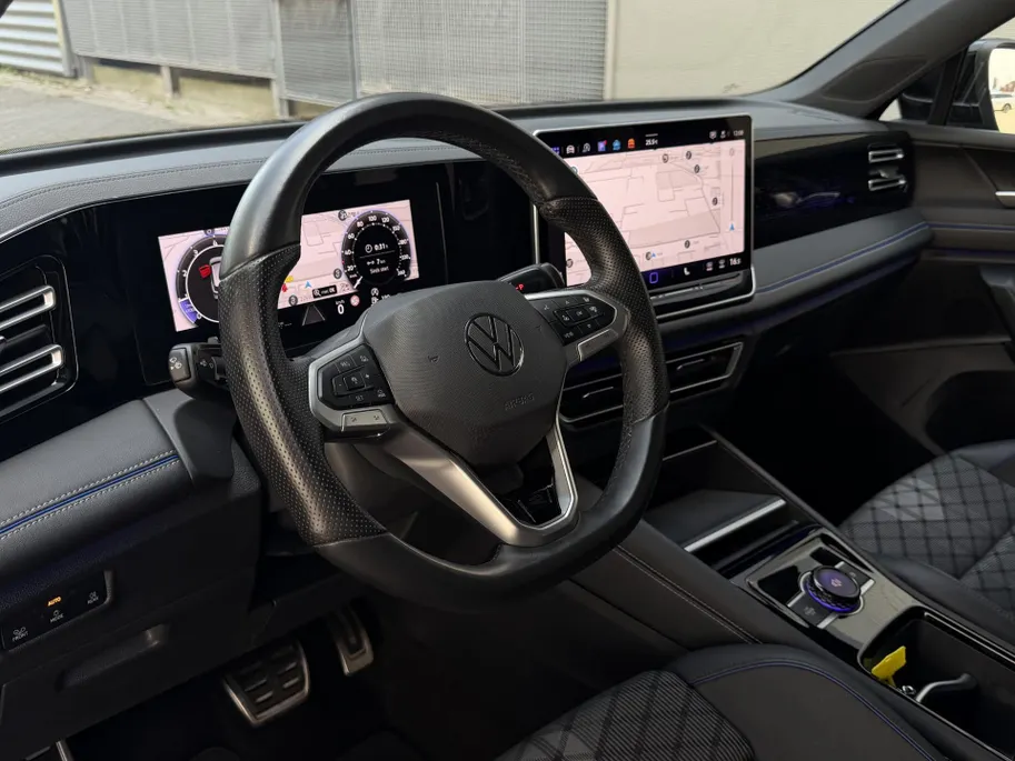Volkswagen Tiguan 1.5 eTSI R-Line Business | Elektrisch wegklapbare trekhaak | Stoelmassage | Elektrisch bedienbare achterklep | Achteruitrijcamera | Parkeersensoren voor- en achter | Navi | Adaptive cruise control | Sportstoelen