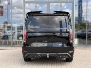 Ford E-Transit Custom L2H1 MS-RT 71 kWh 286 PK Dubbele Cabine UIT VOORRAAD I INKLAPBARE TREKHAAK I DRIVER ASSIST PACK ULTIMATE I DUBBELE ZIJSCHUIFDEUREN I FULL LED-KOPLAMPEN I APPLE CARPLAY / ANDROID AUTO I