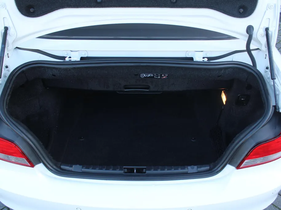 BMW 1 Serie Cabrio 118i Executive | M-Pakket | Stoelverwarming | 17' LM | Windscherm | Parkeersensor v+a | Trekhaak | Navi | Leer | Xenon | Clima |