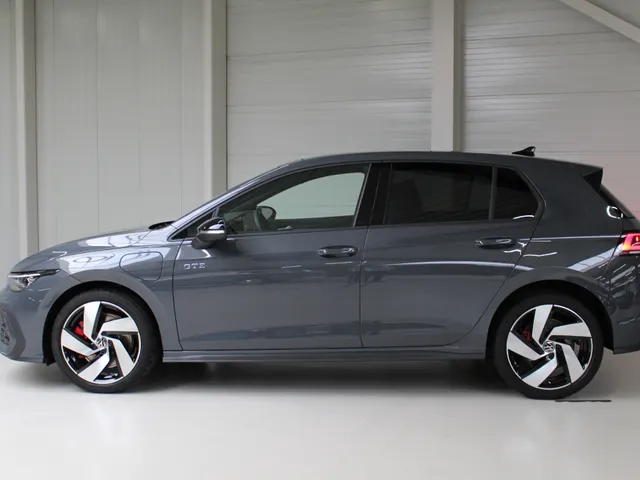 Volkswagen Golf 1.5 GTE 272PK Panoramadak | Trekhaak | 18' Richmond | DCC | Leder | El. stoelverstelling