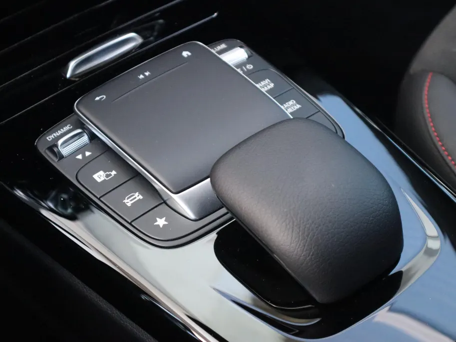 Mercedes-Benz A-Klasse 180 AMG Line l Panorama dak l Keyless entry l Achteruitrij camera l Stoelverwarming