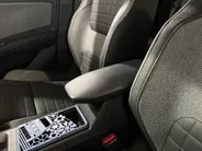 Renault 4 Comfort Range Iconic 52 kWh Automaat | DEMO | Zwarte Motorkap | Camera | Elektrische Achterklep | Apple CarPlay/Android Auto | Climate Control | Adaptive Cruise Control | Digital Cockpit | Armsteun | Lichtmetalen Velgen |