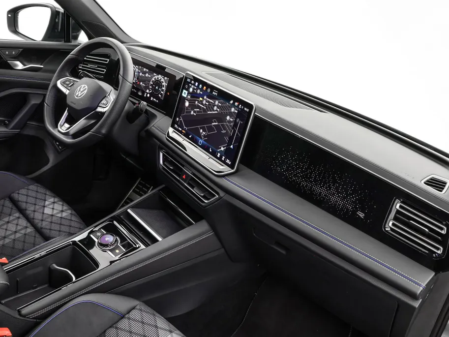 Volkswagen Tiguan 1.5 eHybrid 204pk DSG R-Line Edition · Panoramadak · 360 Camera · Inklap. Trekhaak · Matrix LED · Stuur- & Stoelverwarming + Massage · Achterbank verwarmd · Garantie t/m 09-10-2030 of 100.000km