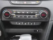 Kia Ceed 1.5 T-GDi GT-Line | Stuur-/stoelverwarming | Schuifdak | Cruise adapt. | Camera | 17' LM | LED | Dodehoek sensor | Draadloze lader |
