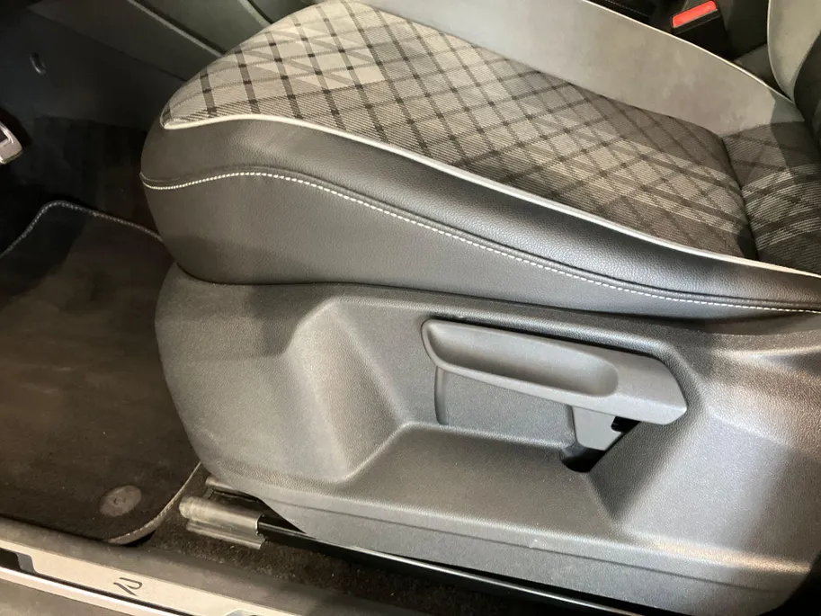 Volkswagen Tiguan 1.4TSIeHybrid 180kW/245PK R-Line Black Style · Dodehoeksensoren ·  Navigatie · Parkeersensoren · Apple/Android Car Play ·