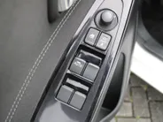 Mazda 2 1.5 Skyactiv-G GT-M | Trekhaak | Camera | Stoelverwarming | 16' LM | Navi | Cruise | Clima | Dodehoek detectie | LED | HUD |