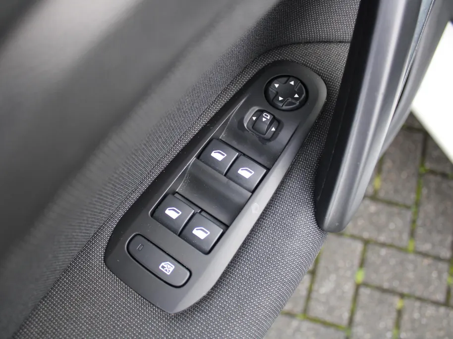 Peugeot 308 1.2 PureTech Allure | Panoramadak | 17” LM | Parkeersensor v+a | Navi | Cruise | Clima | Apple CarPlay/Android Auto |